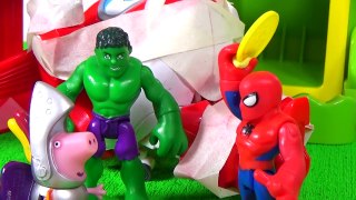 Peppa Pig RAPTADA Pelo DUENDE VERDE! Em Português Parte 3   Homem Aranha George Hulk Brinquedos Toys