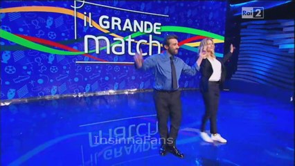 Flavio Insinna e Natasha Stefanenko ballano sulle note di Kalinka al Grande Match
