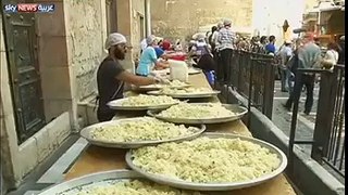 Young Syrian distributing meals breakfast for the needy during ‪Ramadan