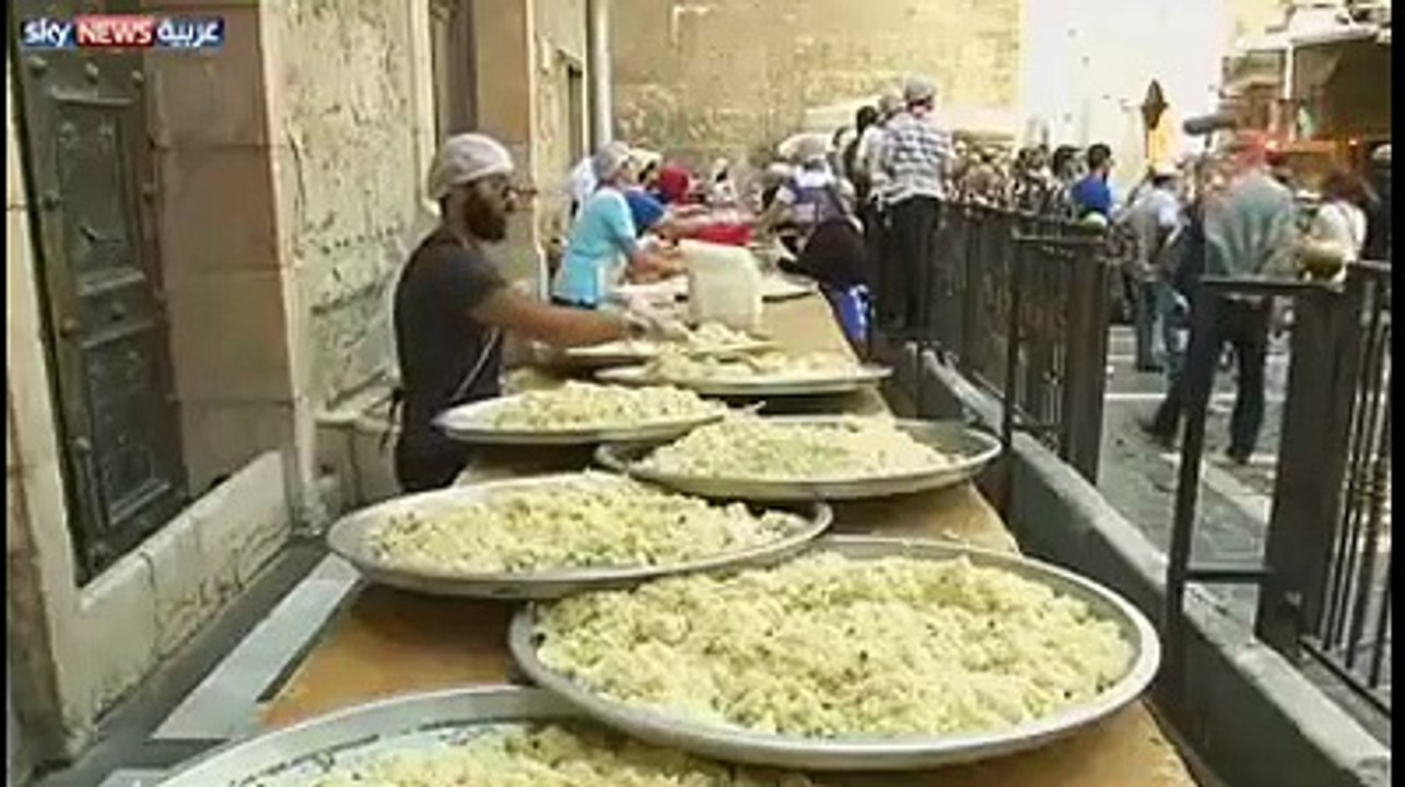 Young Syrian distributing meals breakfast for the needy during ‪Ramadan