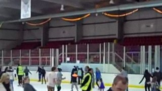 All The Single Ladies - 29 Dec 2009 - Queensferry Ice Rink.wmv