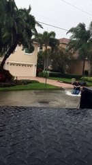 Ski nautique sur les genoux en pleine rue inondée