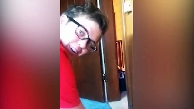 Ce bébé a planquer les papiers et cartes de crédit de papa.. Regardez un peu ou il les a mis