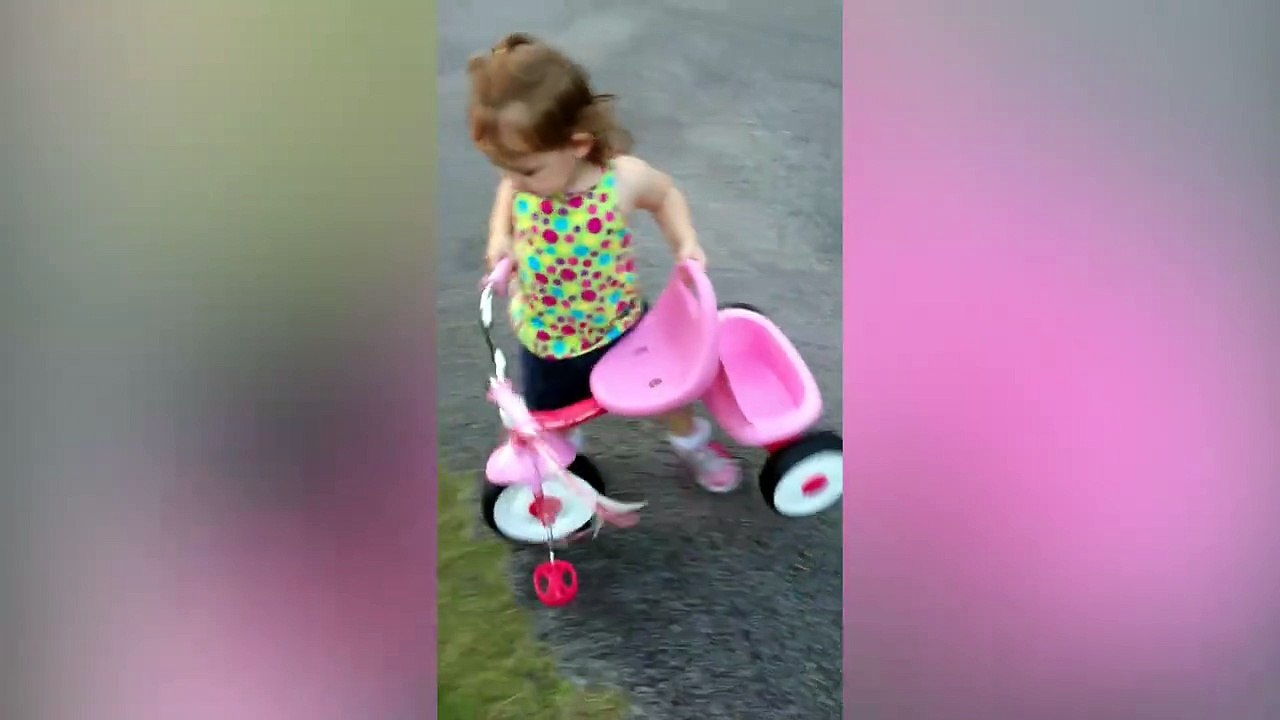 Si la ya pas simulation?! Fillette qui fait semblant de tomber de vélo