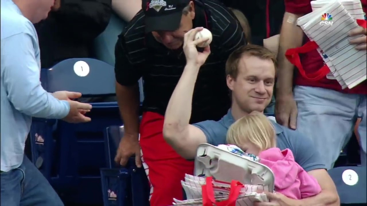 Super papa rattrape une balle de Baseball sans bouger