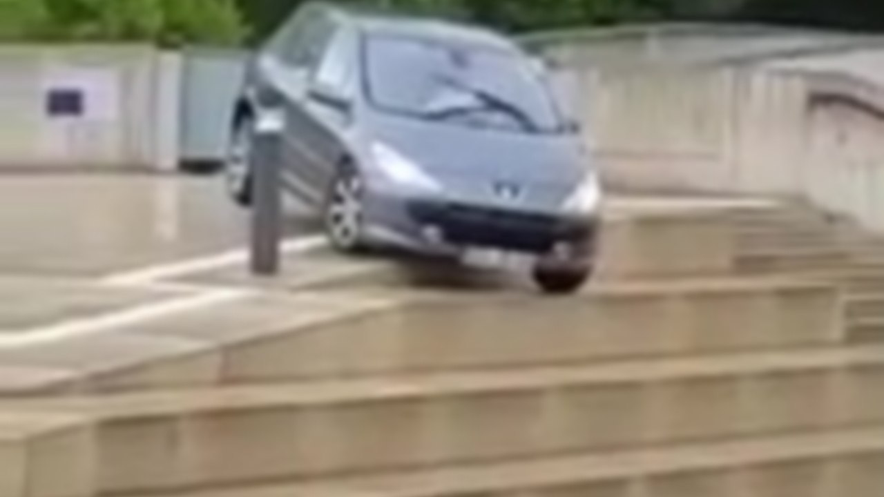 Une femme descend toutes les marches d'un escalier