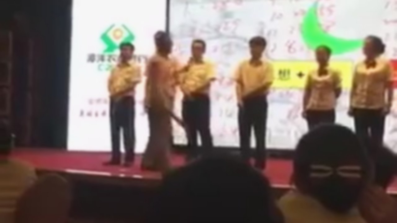 Un patron chinois humilie ses employés