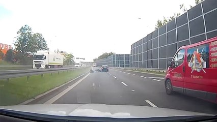 Une voiture fait croire à un motard qu'elle se rabat sur la voie de droite !