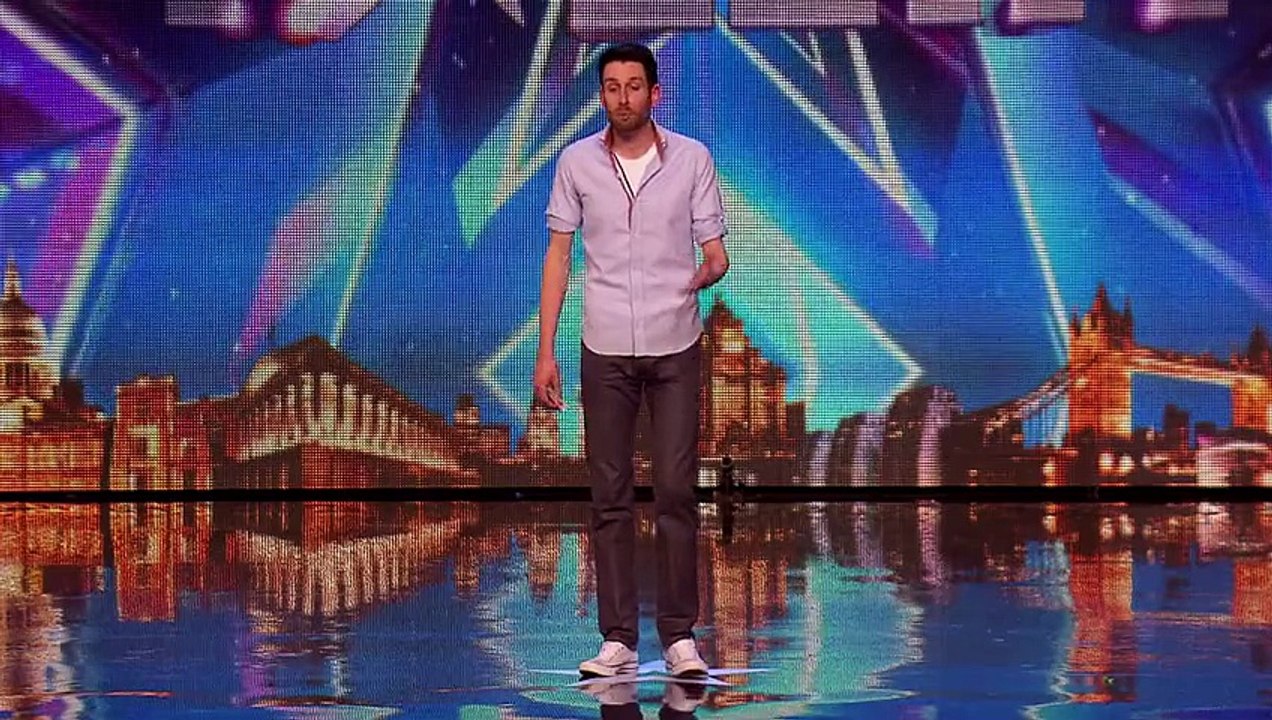 Avec des cartes et des billets ce magicien les a épaté avec un tour d’exception