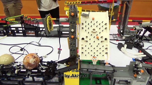 Cette machine balade des billes à travers des obstacles de fous