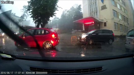 Ne jamais s'arreter près d'un arbre en pleine tempête