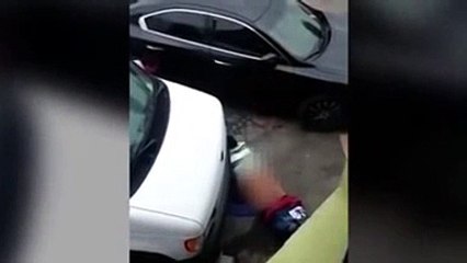 Ce mec fait des trucs sales avec un pneu de voiture