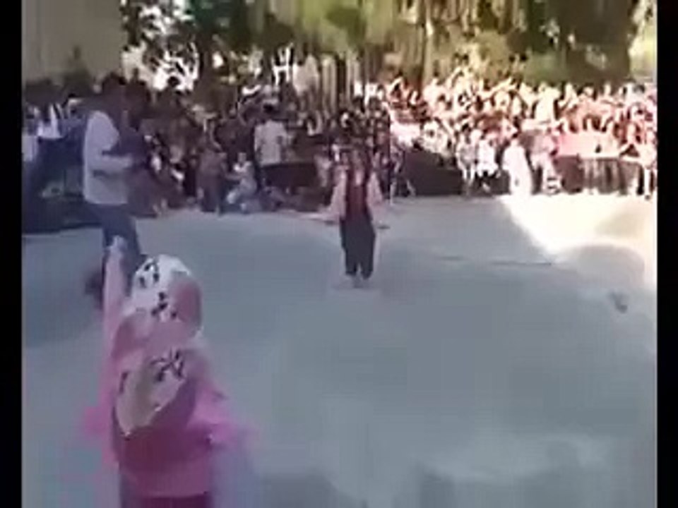 23 Nisan'da Çocukları soyundurup başörtüsü attırdılar !