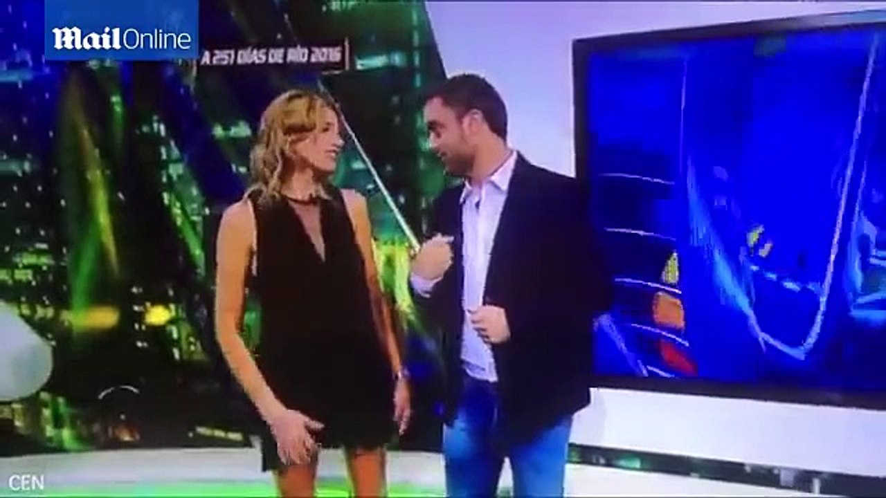 La présentatrice Alina Moine montre sa petite culotte par erreur...