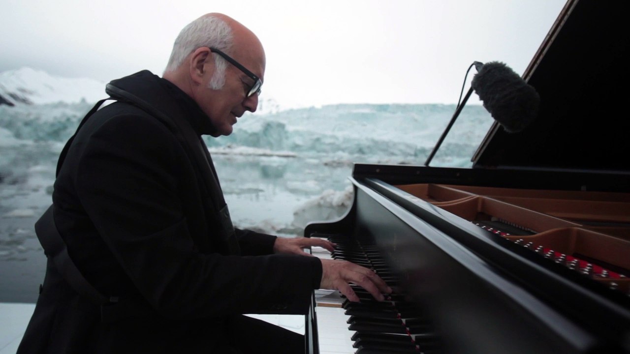 2 minutes de piano au milieu des glaciers pour sauver l'Arctique
