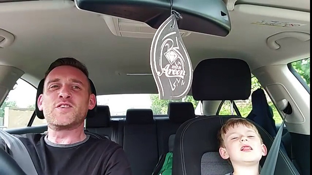Ce papa et son fils se lâchent sur un titre Frank Sinatra dans la voiture. Un super duo !