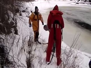 Il Commovente Salvataggio Del Cane Nel Fiume Ghiacciato