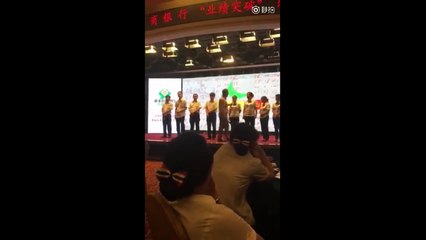 Nalgadas para los peores empleados