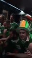 Les supporters irlandais chantent une berceuse à un enfant dans le métro