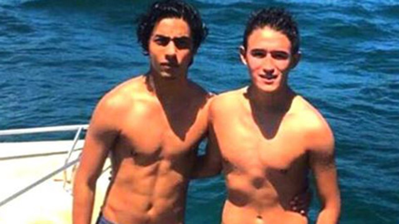 Shah Rukh Khan Son Aryan Flaunts Six Pack In Swimming Trunks - video  Dailymotion