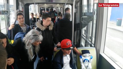 Brest. Le robot Nao reçu par le maire