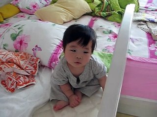 2009-07-25 침대난간붙잡고서기