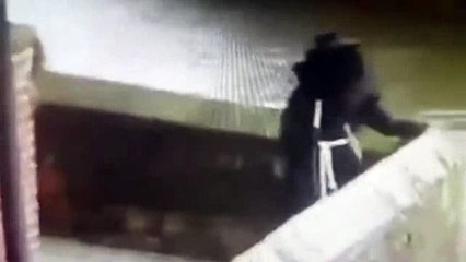 Qui est cet homme qui hante une ville britannique ?