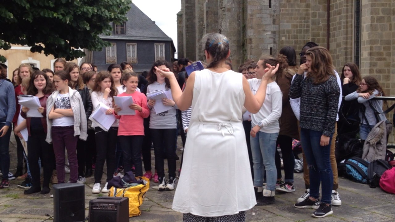 Les collégiens de Jules-Ferry chantent