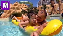 Макс на Пицца матрасе в Аквапарке плаваем в бассейнах и горках кушаем пиццу с коктейлями смотрите наше новое видео 2016
