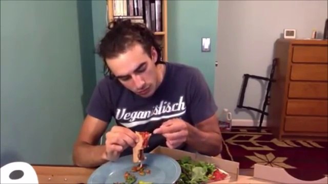 Mauvaise surprise pour ce vegan qui mange accidentellement du fromage et devient fou