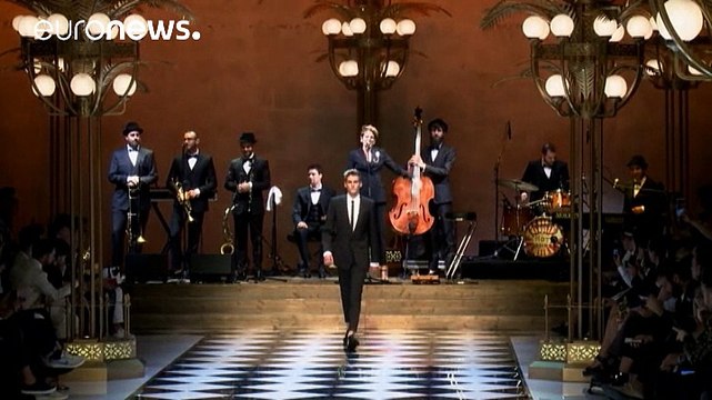 Moda masculina em Milão: dourados, motivos e modelos ajustados