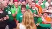 Des centaines de fans Irlandais chantent une chanson à une jolie Française qui devient la star du web !