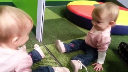 Kendini İlk Defa Aynada Gören Sevimli Minikler