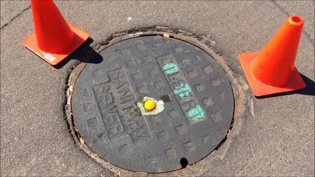 Faire cuire un oeuf sur une plaque d'égout - Canicule en Arizona, USA - Juin 2016