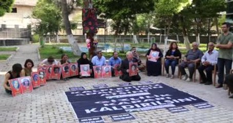 Suruç Saldırısında Ölen Oğlunun Can Verdiği Yeri Öptü