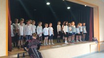 Les écoliers chantent des chansons d'antan
