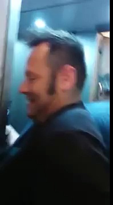 Deux supporters allemands dans un petit ascenseur à Paris