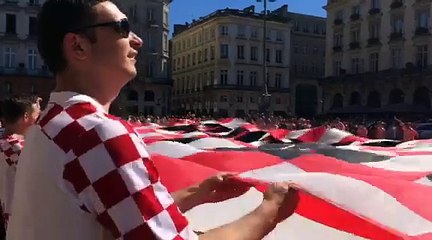 Euro : les supporters déploient leur tifo place de la Comédie à Bordeaux