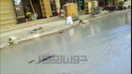 مياه الصرف الصحي تحاصر مكتب صحة المندرة