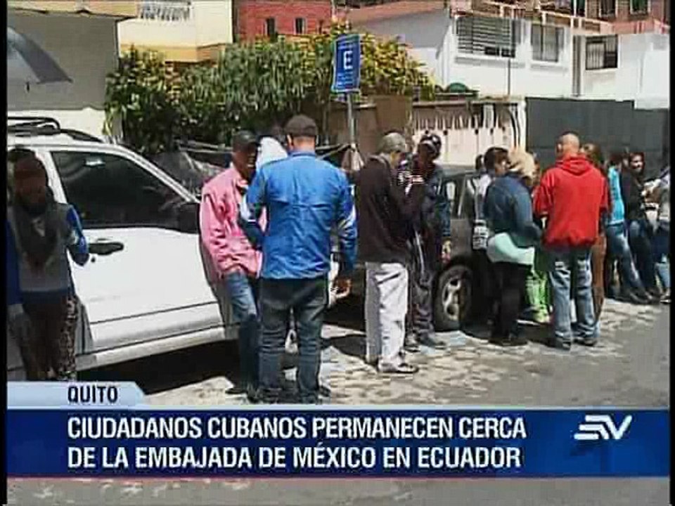 Ciudadanos cubanos realizan plantón en busca de visa a México