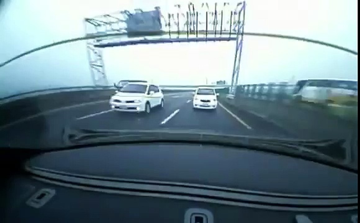 高速道路でBMW M5を追いかけようとしたヴィッツwwwwwwwwwwww