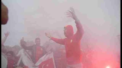 Aficionados de la selección turca se preparan para el partido ante la República Checa