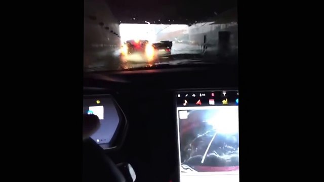 Tesla Model S swimming. Как Тесла переплыла потоп.