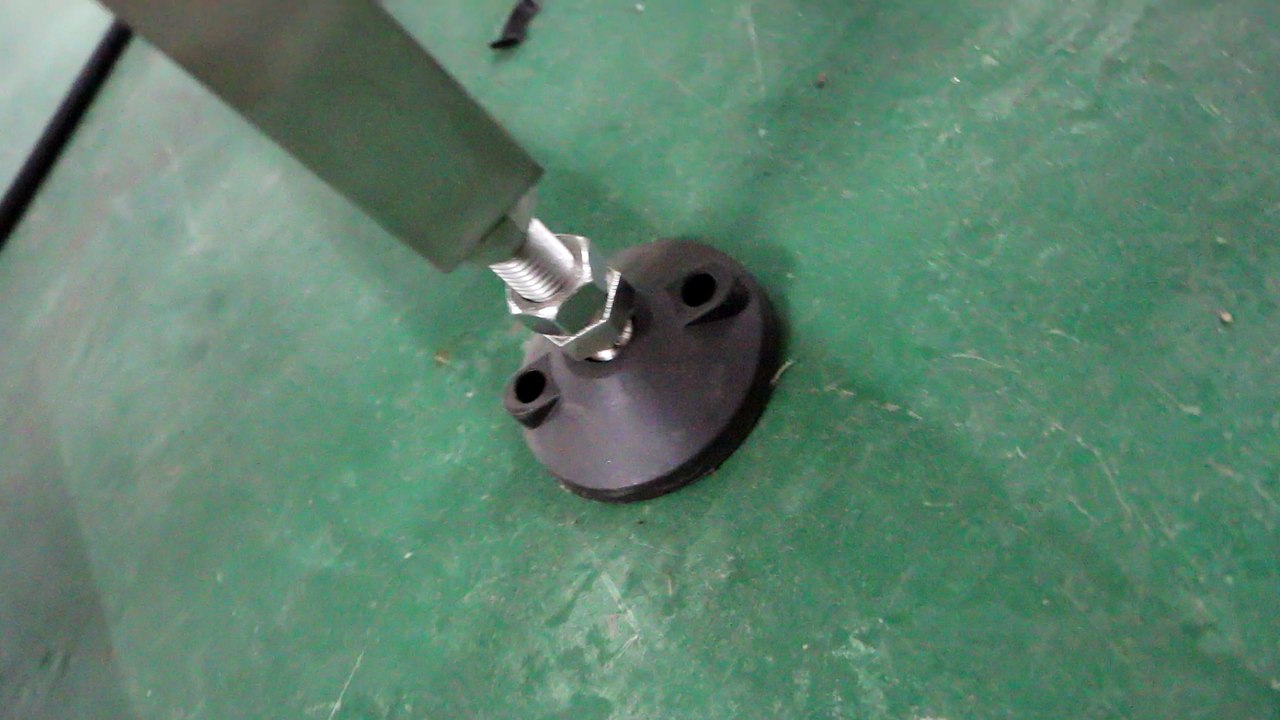 2. Tighten the screw of foot cup