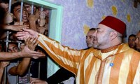 جلالة الملك محمد السادس في لحظات معبرة وهو يلقي السلام على سجناء سجن “عكاشة”