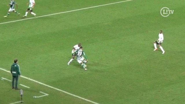 Gabriel Jesus deixa adversário na saudade com caneta