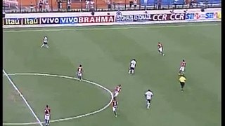 Gol do Corinthians! Roberto Carlos bate escanteio com efeito e faz golaço, aos 19 do 1º