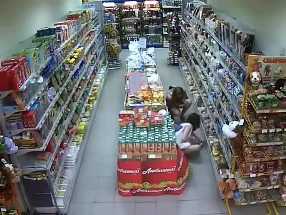 EXTREMELY FUNNY!!! Typical crazy Russian supermarket.