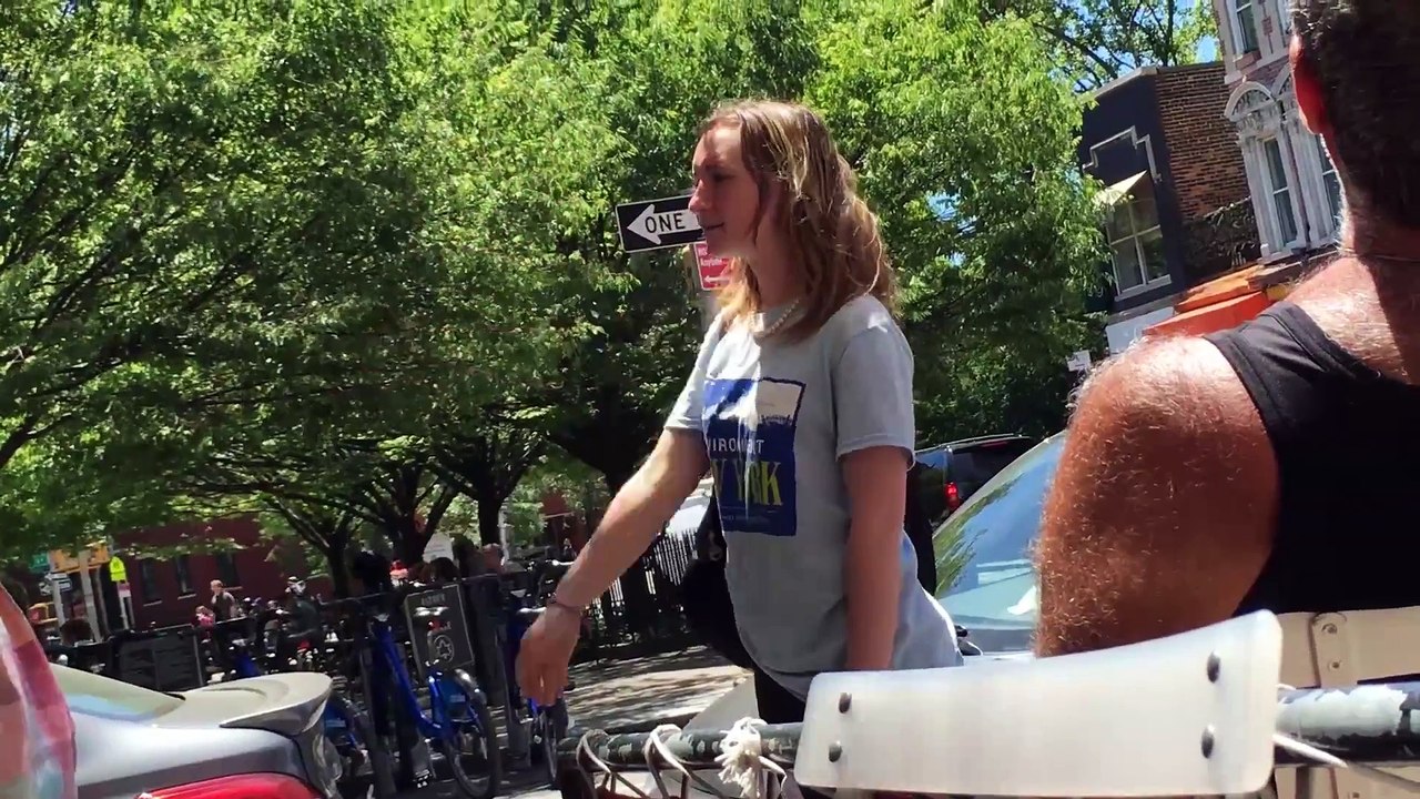 Une abeille géante remercie cette jeune femme d'aider à sauver la planète !