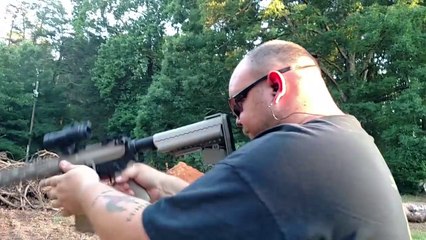 Test du recul d'une mitrailleuse posée sur le visage.. Aucun effet !